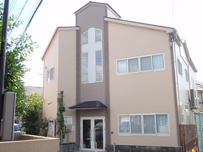 街を照らす十字架