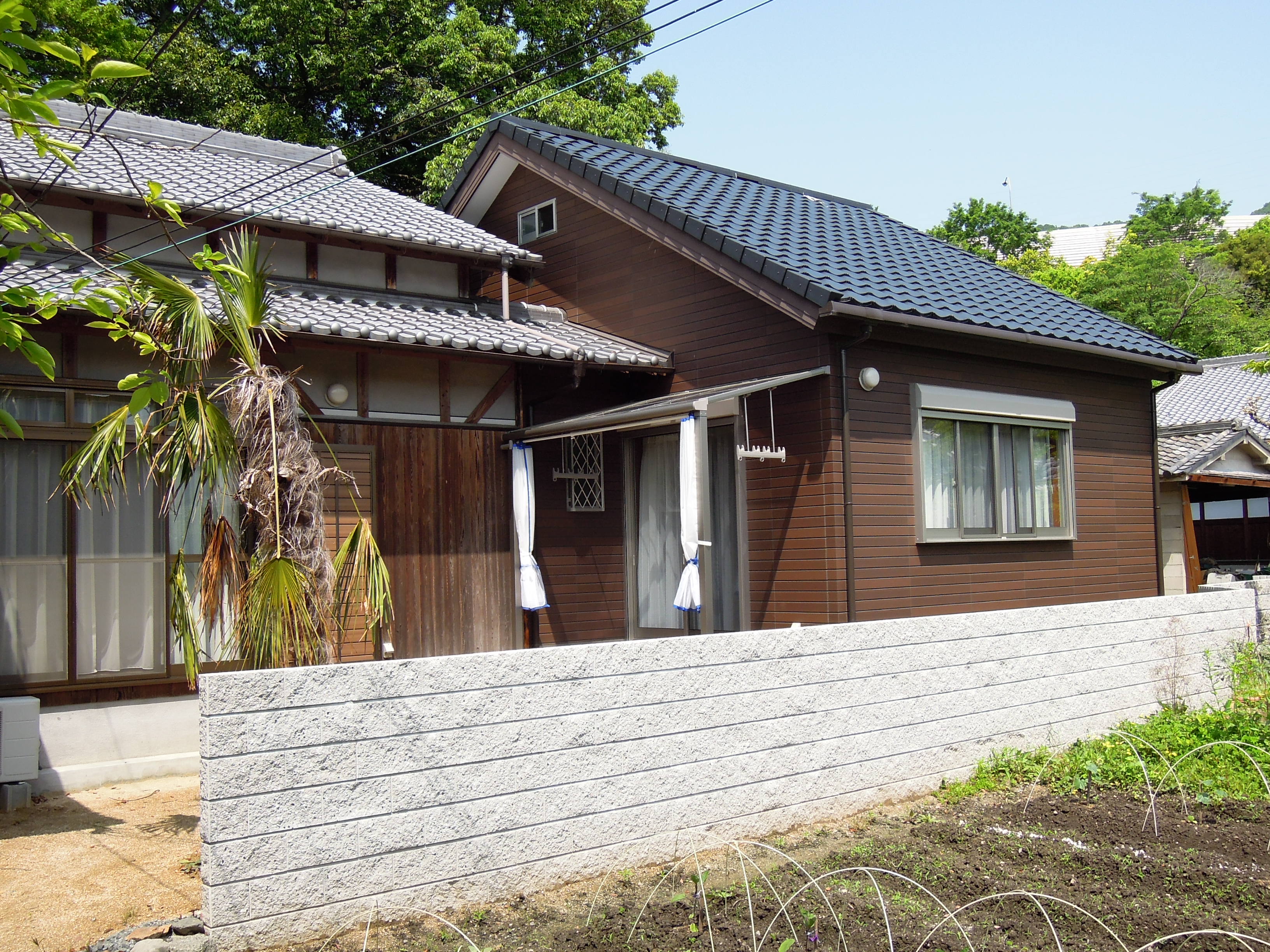 楠に見守られる社務所