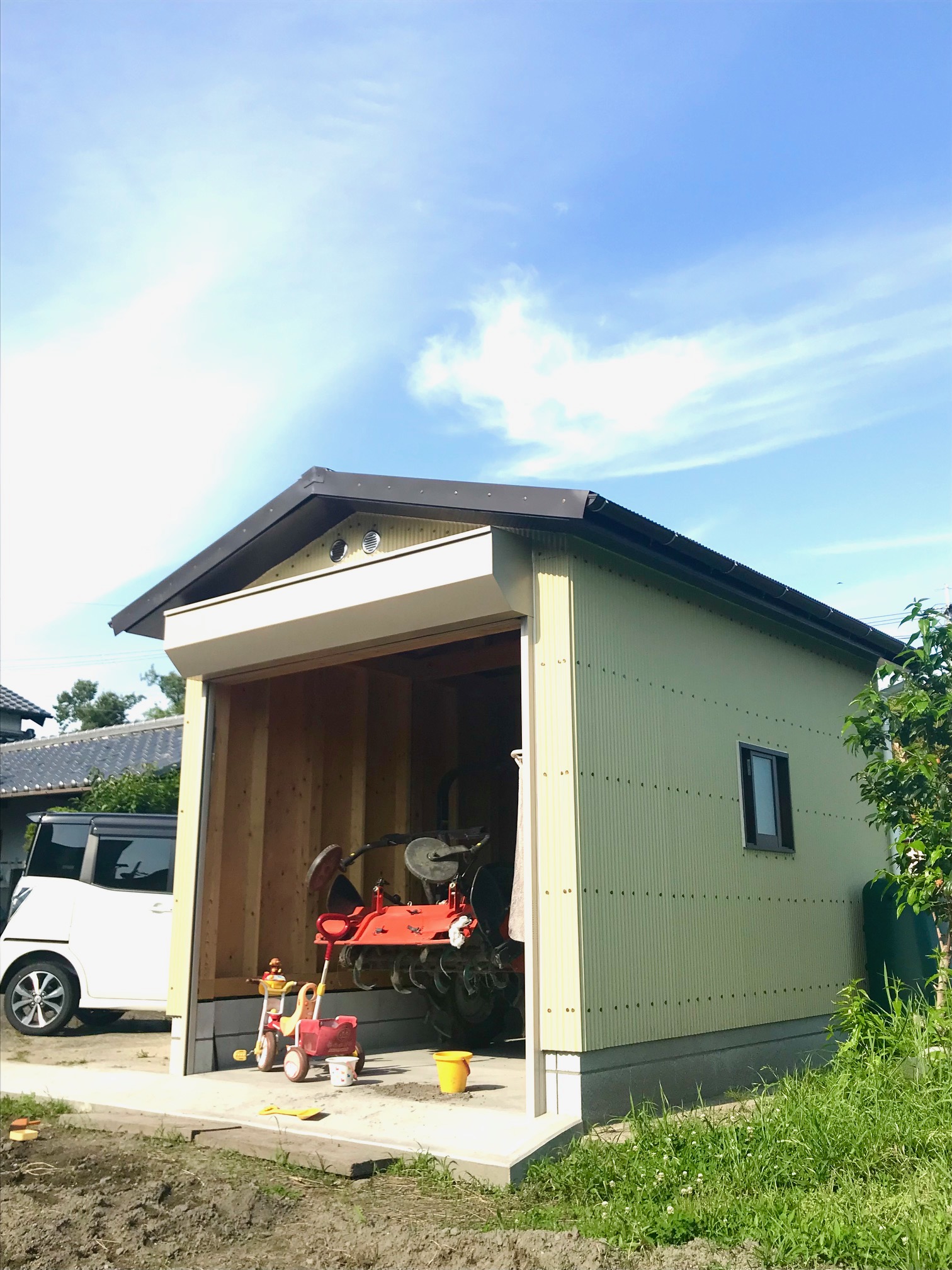 青空の下の納屋